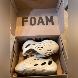 Toddler Yeezy foam runners size 7K tan/cream color